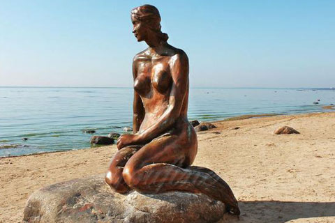 Бронзовая статуэтка женшен на камне ручная работа в искусстве на улице