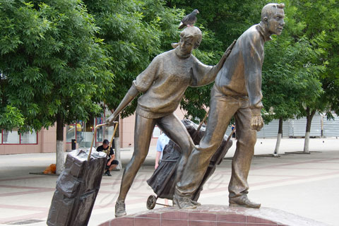 Бронзовая статуэтка женщины с мужчиной работа в искусстве на улице в искусстве
