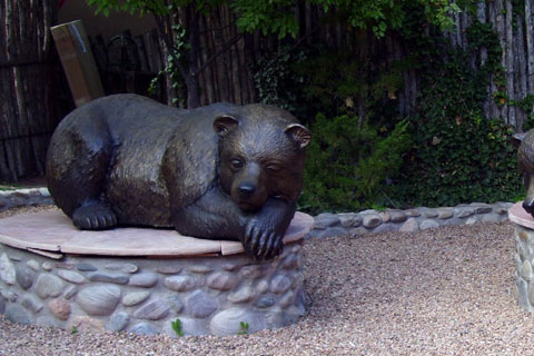 Героическая скульптура спящего медведяиз меди в искусстве для декорации