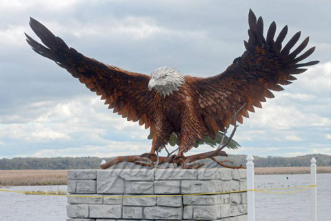 Декоративная статуэтка орла в искусстве из бронзы на улице