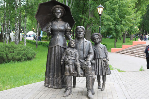 Заказать бронзовую скульптуру людей с детьми ручная работа на улице в искусстве