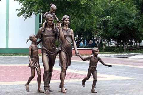 Заказать бронзовую статуэтку  женщины с детьми ручная работа на улице в искусстве для продажи