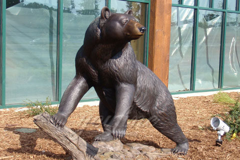 Искусственная скульптура Медведя на пне на улице