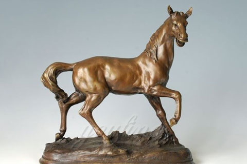 Красивые скульптуры лошадей из бронзы на постаменте для дома в искусстве для дома