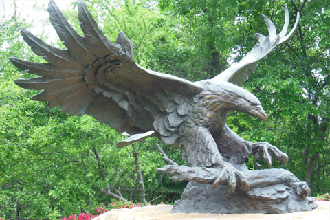 Прикладная скульптура орла из бронзы известных стилей