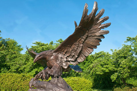 Романская скульптура орла из бронзы как вид изобразительного искусства в искусстве