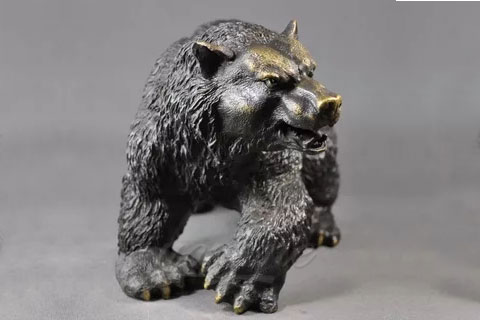 Романская скульптура ревущего медведя из бронзы