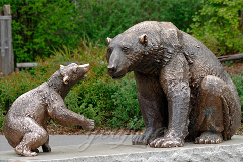 Статуэтка из бронзы Медведицы с медвежонкомв искусстве для декорации на улице