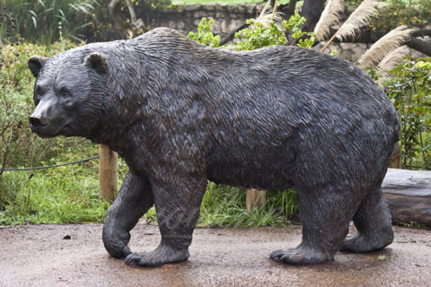 Статуэтка из бронзы медведя идущего искусстве для декорации на улице