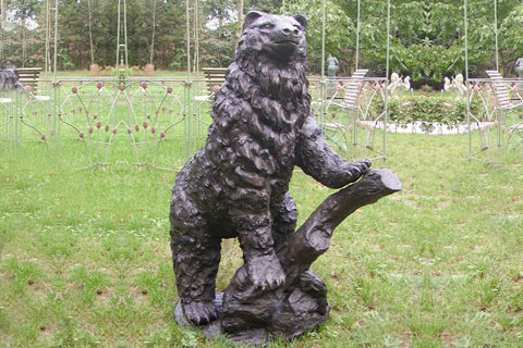 Статуэтка из бронзы медведя на пне в искусстве для декорации