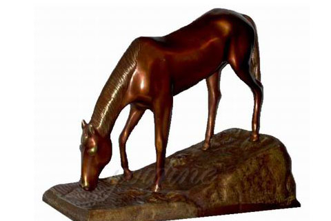 Удивительные скульптуры лошадей из бронзы на постаменте в искусстве