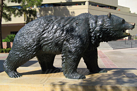 Храбрая скульптура идущего медведя из бронзы в царском селе в искусстве