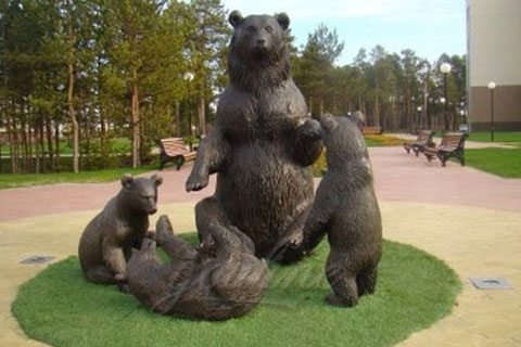 интересная скульптур медведя с медвежонком из бронзы на постаменте в искусстве