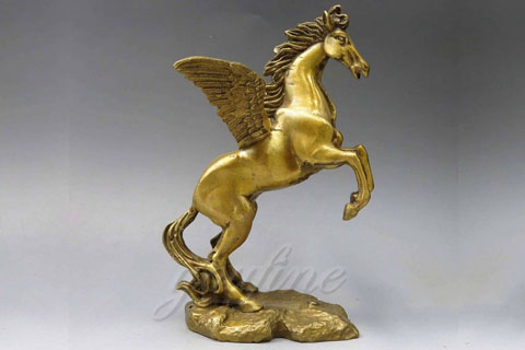 Интересная скульптура лошади м из бронзы на постаменте в искусстве