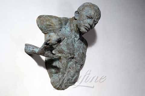 Искусственная Скульптура человек проходящий сквозь стену в интерьере