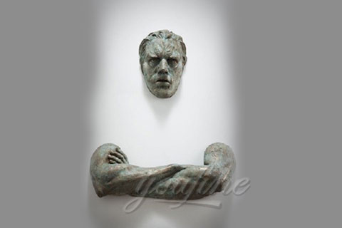 Искусственная Скульптура человек проходящий сквозь стену для декора