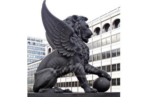 Скульптура лев с крыльями на улице для декора