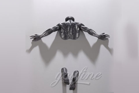 Скульптура человек проходящий сквозь стену для декора