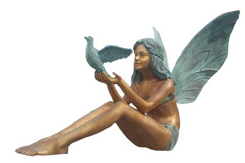 Уличная скульптура ангела с птицей в искусстве для декора