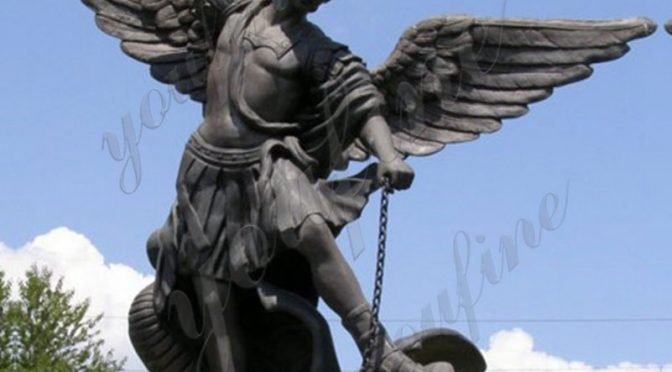 Античная большая бронзовая статуя Святого Михаила убивающего демона для продажи