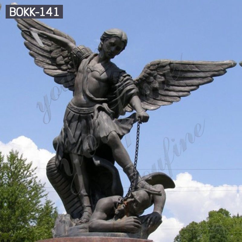 Античная большая бронзовая статуя Святого Михаила убивающего демона для продажи BOKK-141