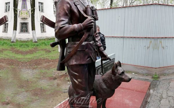 Старинный бронзовый солдат и статуя собаки на продажу