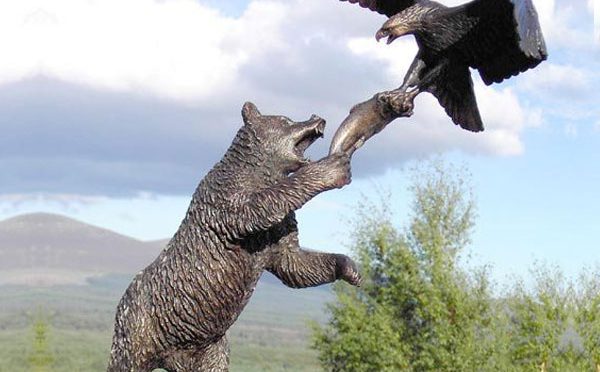 Большой открытый бронзовый медведь тянется к статуе Орла для продажи