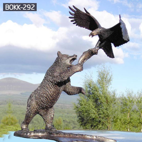 Большой открытый бронзовый медведь тянется к статуе Орла для продажи BOKK-292